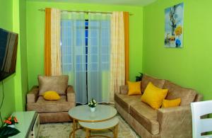 ein Wohnzimmer mit einem Sofa und einem Tisch in der Unterkunft Epic Village in Nairobi