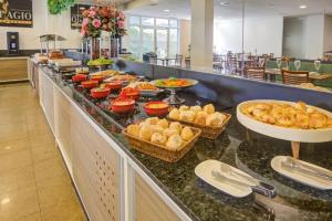 サンパウロにあるApart-Hotel World Square melhor localização SPのさまざまな種類の食べ物が並ぶビュッフェライン