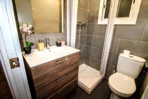 een badkamer met een toilet, een wastafel en een douche bij MODERNO APARTAMENTO MUY CERCA DE BARCELONA in Mollet del Vallès