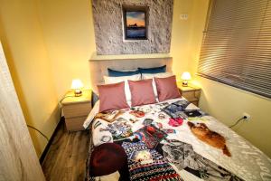 een slaapkamer met een bed met een dekbed en kussens bij MODERNO APARTAMENTO MUY CERCA DE BARCELONA in Mollet del Vallès