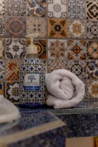 a bathroom with a bottle of soap and a towel at In Wotoch Departamentos con Estacionamiento in Valladolid
