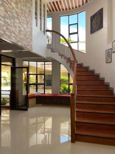 - un escalier dans une maison avec un canapé au milieu dans l'établissement Casa Marie Hotel, à Daet