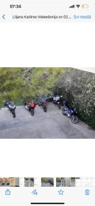 eine Reihe von Motorrädern auf einem Parkplatz in der Unterkunft Novalja Inn 2 in Novalja