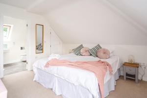 una camera bianca con un letto con due cuscini di Spacious 2 Bedroom House With Stunning Views a Bath