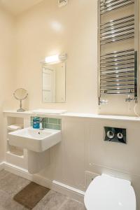 Un baño blanco con lavabo e inodoro. en Spacious 2 Bedroom House With Stunning Views, en Bath 12 fotos más