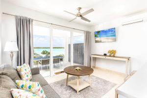 sala de estar con sofá y mesa en NEW Tropical Waterfront Cooper Jack Bay Villas en Five Cays Settlement