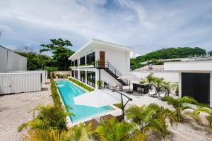 - une vue sur l'extérieur d'une maison avec une piscine dans l'établissement House of Nomad - Adults only, à Tamarindo