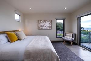Llit o llits en una habitació de Oceaan 101 - Freycinet Holiday Houses
