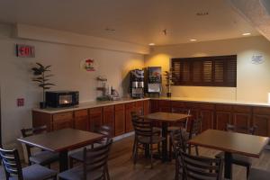un restaurante con mesas y una barra con microondas en Super 8 by Wyndham Yuma, en Yuma