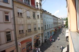Una vista aérea de una calle de la ciudad con edificios. en Retro Apartment, en Sarajevo