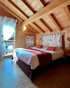 Postel nebo postele na pokoji v ubytování LOGIS HÔTEL, CHALETS et RESTAURANT LES CHATELMINÉS + 37 fotografií