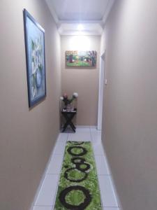 ダーバンにあるVIP Deluxe Restroom Zoneの緑の絨毯が敷かれた廊下