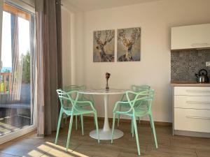 una sala da pranzo con tavolo e sedie di Apartmány MAX a Vaclavov u Bruntalu