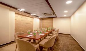 una sala conferenze con un lungo tavolo e sedie di Treebo Tryst Rose Mallow a Nuova Delhi