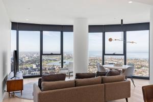 sala de estar con sofá y mesa en Sub Penthouse Southbank Apartment - 3BR, en Melbourne