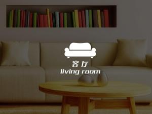 BKK Villa/Huaikwang China Twon في بانكوك: غرفة معيشة مع طاولة مع قبعة على أريكة