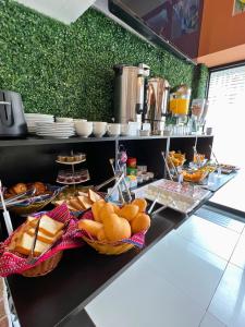 una línea de buffet con cestas de pan y otros alimentos en Montreal Magdalena Del Mar Hotel, en Lima