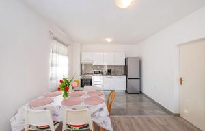 Kuchyňa alebo kuchynka v ubytovaní Apartman - Starigrad Paklenica-Rovanjska, Zadarska + 7 fotografií