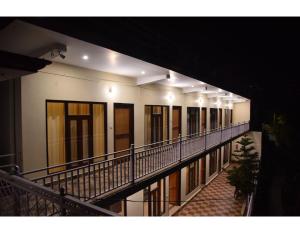 widok na balkon budynku w nocy w obiekcie Hotel Lake Paradise Inn w mieście Bhimtal
