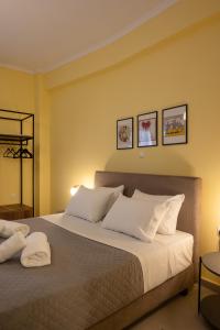 1 dormitorio con 1 cama grande con almohadas blancas en ATHENS STORIES en Atenas