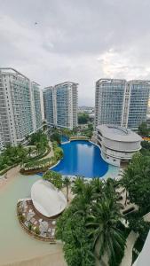 uma vista aérea de um resort com piscina e edifícios em Love Grande - 2BR AZURE URBAN em Manila