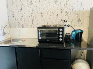 un microondas en la parte superior de una barra de cocina en Views from The 509 en Johannesburgo