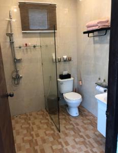 W łazience znajduje się prysznic, toaleta i umywalka. w obiekcie Chiang Khan Riverside Bungalows w mieście Chiang Khan