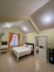 Postel nebo postele na pokoji v ubytování Villas Dalia Puncak Na5/10