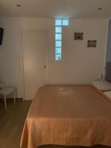- une chambre avec un grand lit et une fenêtre dans l'établissement Brezza Marina, à Isola delle Femmine