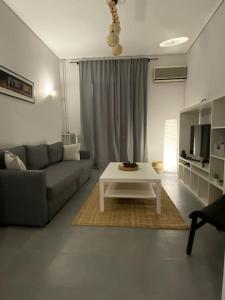 ein Wohnzimmer mit einem Sofa und einem Couchtisch in der Unterkunft Elia's boutique apartment in Sparta