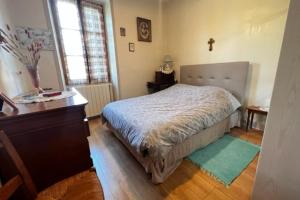 1 dormitorio con 1 cama y vestidor en L'Oustal de l'Olivier, en Rignac