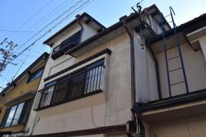 a building with two windows and a balcony at cheaper for 6th & 7th guest 市街地中心部 一棟貸しの宿 GUEST HOUSE DON'S HOME in Takayama