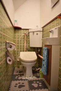 a bathroom with a toilet and a sink at cheaper for 6th & 7th guest 市街地中心部 一棟貸しの宿 GUEST HOUSE DON'S HOME in Takayama