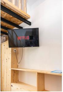 Telewizja i/lub zestaw kina domowego w obiekcie Villa des palmiers, Studio cosy