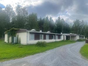 a house on the side of a road at Voionmajoitus Soihtu in Ylöjärvi