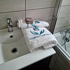 ein Badezimmer mit Handtüchern auf einem Waschbecken in der Unterkunft Appartement T1 Marseille Prado Chanot Plage in Marseille