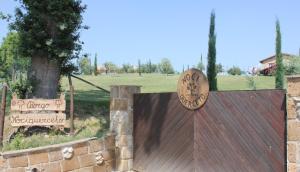 un cancello in legno con un cartello sopra di Agriturismo Nociquerceto a Tarano