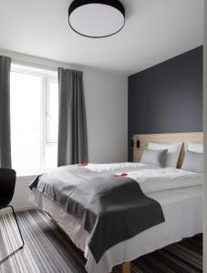 um quarto com uma cama e uma grande janela em Citybox Bergen City em Bergen