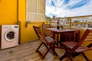 een balkon met een tafel en een wasmachine bij Orlando Jerry Ocean View Apartment in Adeje