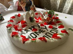 a christmas cake on top of a bed at Bwaver Cottage in La Digue
