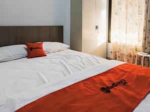 מיטה או מיטות בחדר ב-RedDoorz Syariah At Jalan Doktor Warsito Lampung