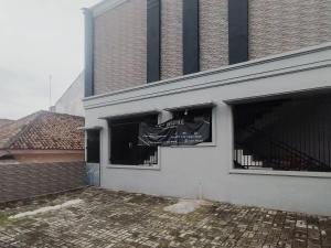 budynek z banerem na boku w obiekcie RedDoorz Syariah At Jalan Doktor Warsito Lampung w mieście Bandar Lampung