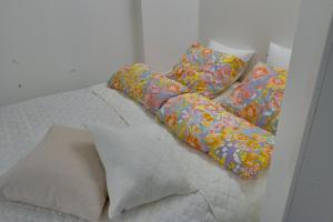 Katil atau katil-katil dalam bilik di Excellent location! In the city centre, stylish apartment 1 room, kitchen and balcony