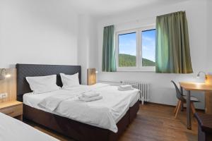 Postel nebo postele na pokoji v ubytování Hotel Červenohorské sedlo