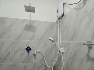 韦利格默Sriya Family Villa Weligama的浴室里有淋浴喷头的淋浴 更多48张照片
