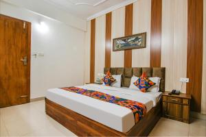 sypialnia z dużym łóżkiem w pokoju w obiekcie FabExpress Vistara Grand w mieście Haridwar