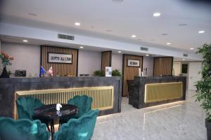 - un hall d'accueil avec une table et des chaises dans l'établissement Old Batumi Hotel, à Batoumi
