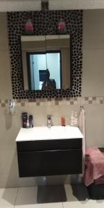 ダーバンにあるVIP Deluxe Restroom Zoneの浴室の洗面台を撮影した者