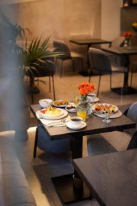 un tavolo con piatti di cibo e fiori di Navria by Aetoma a Nauplia