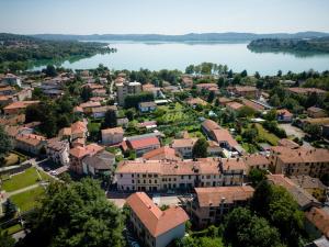 una vista aérea de una ciudad junto a un lago en Casa Glam Gavirate - IXIHOME, en Schianno